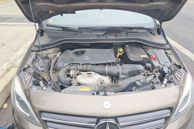 Used Mercedes-Benz B-Class 2012 B 200 Engine Bay