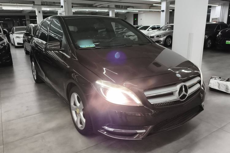 Used Mercedes-Benz B-Class 2012 B 200 Front Right 45 Deg