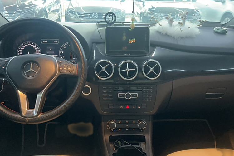Used Mercedes-Benz B-Class 2012 B 180 Interior 1