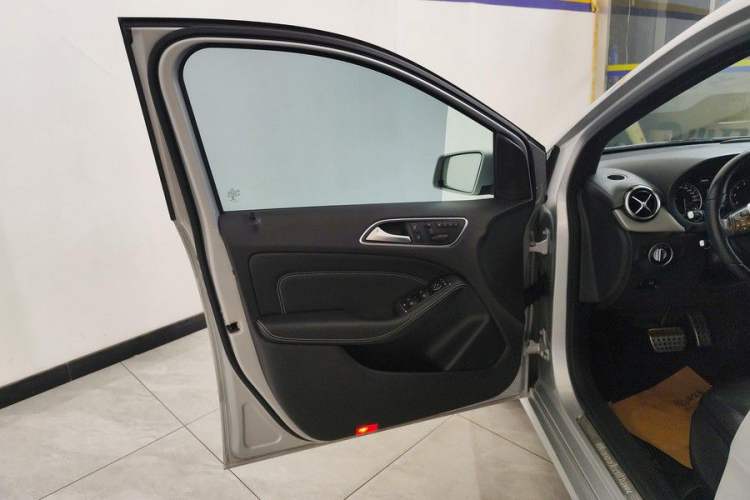 Used Mercedes-Benz B-Class 2012 B 200 Interior 12