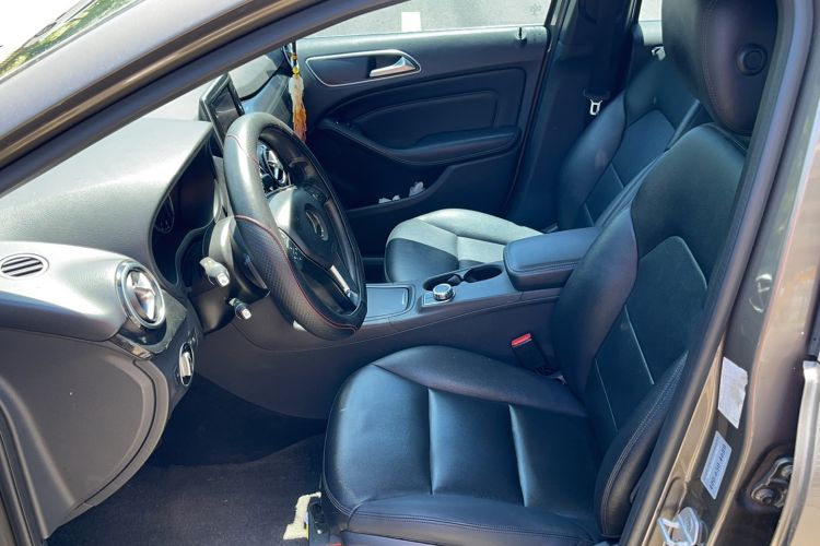 Used Mercedes-Benz B-Class 2012 B 180 Interior 5