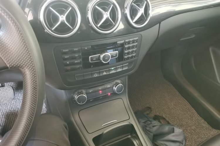 Used Mercedes-Benz B-Class 2012 B 180 Audio And AC Panel