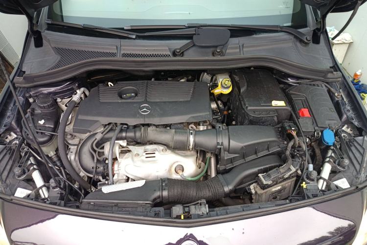 Used Mercedes-Benz B-Class 2012 B 180 Engine Bay