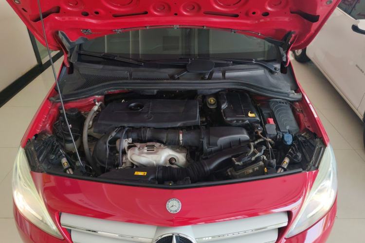 Used Mercedes-Benz B-Class 2012 B 200 Engine Bay