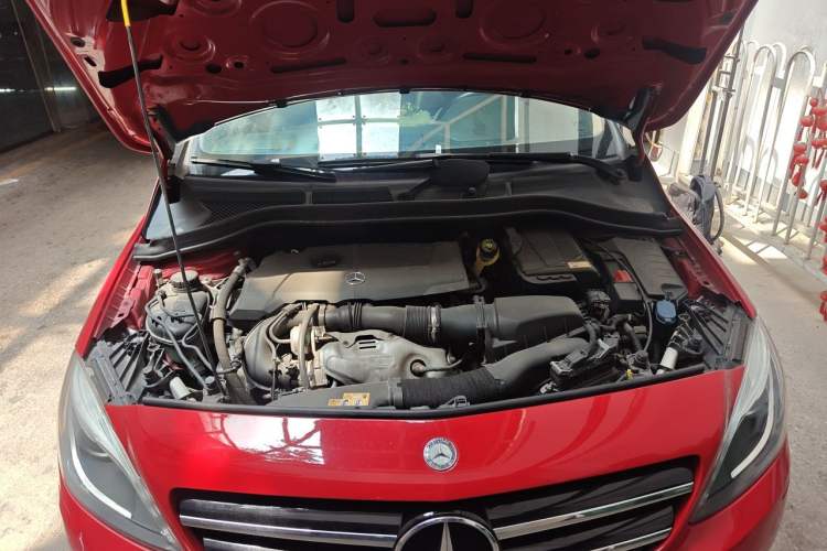 Used Mercedes-Benz B-Class 2012 B 200 Engine Bay