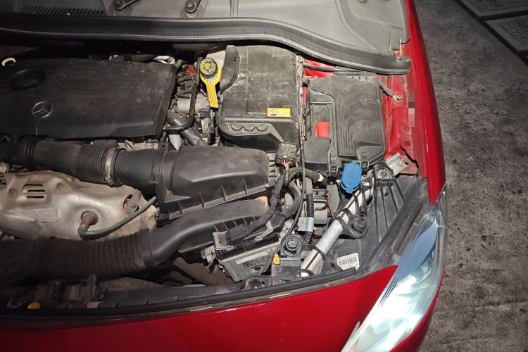 Used Mercedes-Benz B-Class 2012 B 180 Engine Bay Left