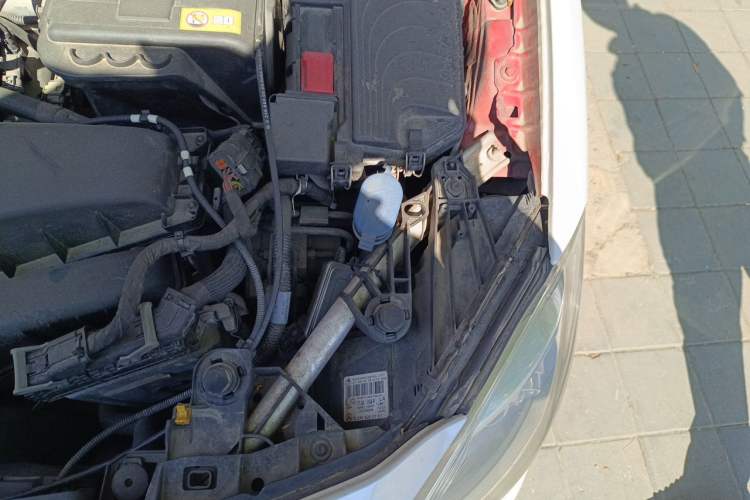 Used Mercedes-Benz B-Class 2012 B 180 Engine Bay Left