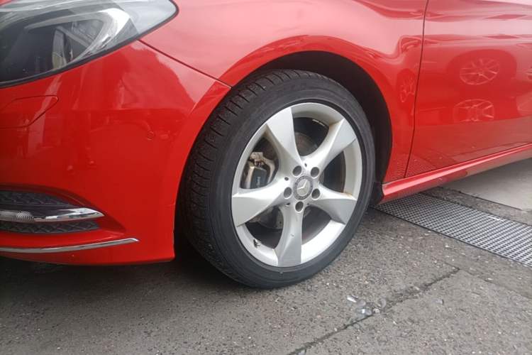 Used Mercedes-Benz B-Class 2012 B 200 Left Front Wheel Hub