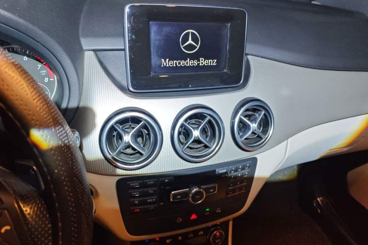 Used Mercedes-Benz B-Class 2012 B 200 Audio And AC Panel