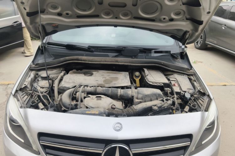 Used Mercedes-Benz B-Class 2012 B 200 Engine Bay