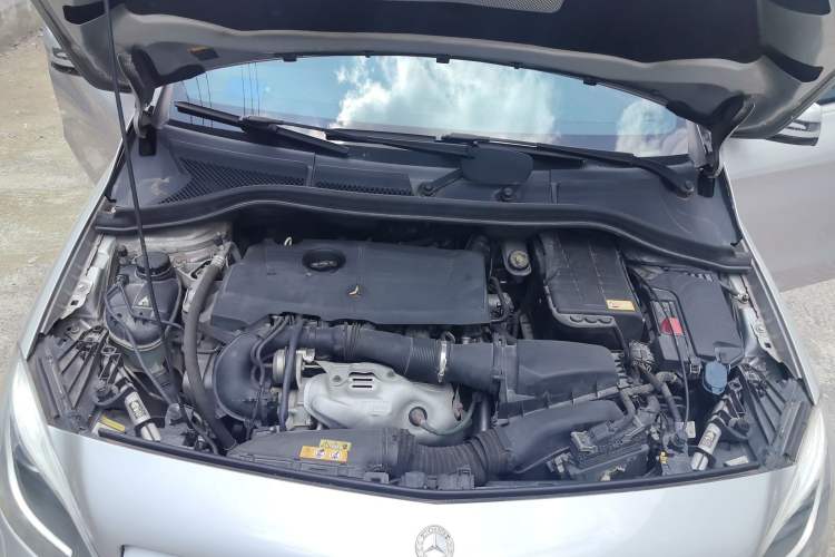 Used Mercedes-Benz B-Class 2012 B 200 Engine Bay
