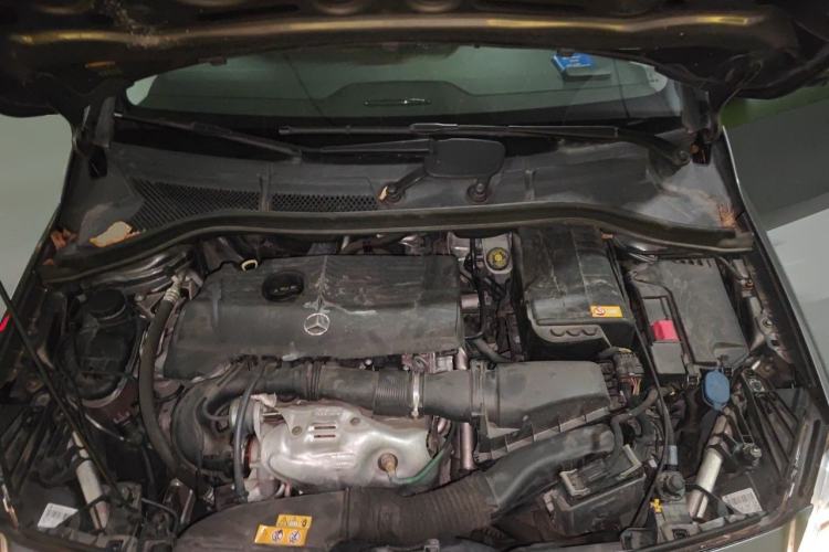Used Mercedes-Benz B-Class 2012 B 180 Engine Bay