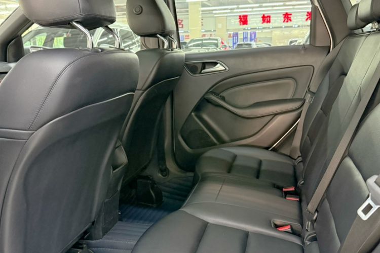 Used Mercedes-Benz B-Class 2012 B 180 Interior 1