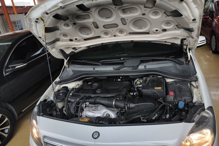 Used Mercedes-Benz B-Class 2012 B 180 Engine Bay