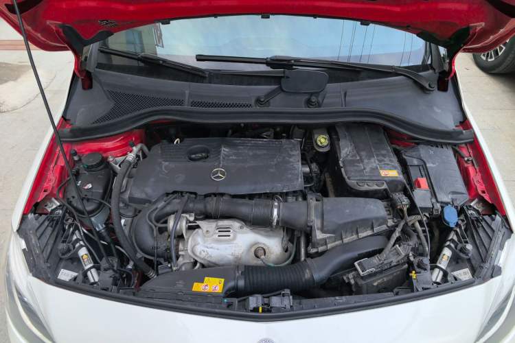 Used Mercedes-Benz B-Class 2012 B 200 Engine Bay