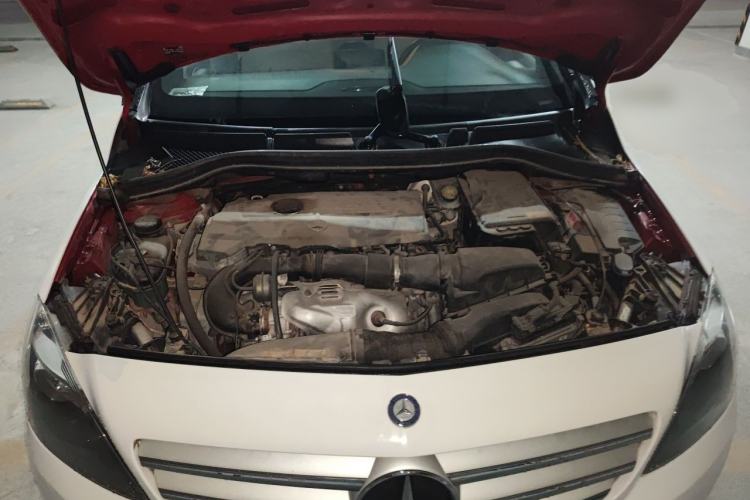 Used Mercedes-Benz B-Class 2012 B 180 Engine Bay