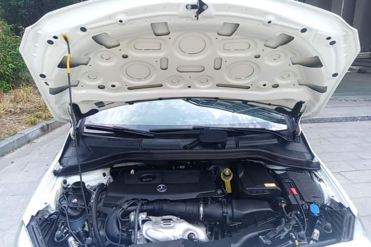 Used Mercedes-Benz B-Class 2012 B 200 Engine Bay