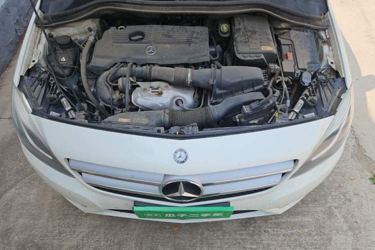 Used Mercedes-Benz B-Class 2012 B 200 Engine Bay