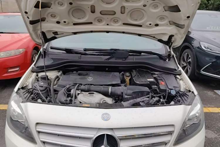 Used Mercedes-Benz B-Class 2012 B 180 Engine Bay