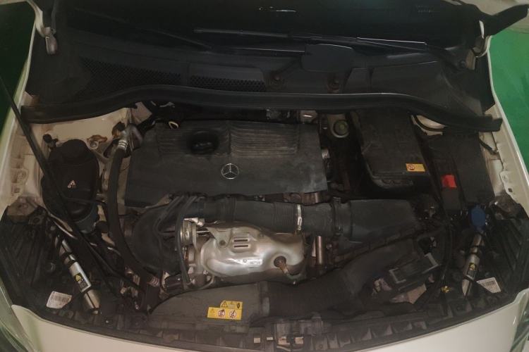 Used Mercedes-Benz B-Class 2012 B 200 Engine Bay