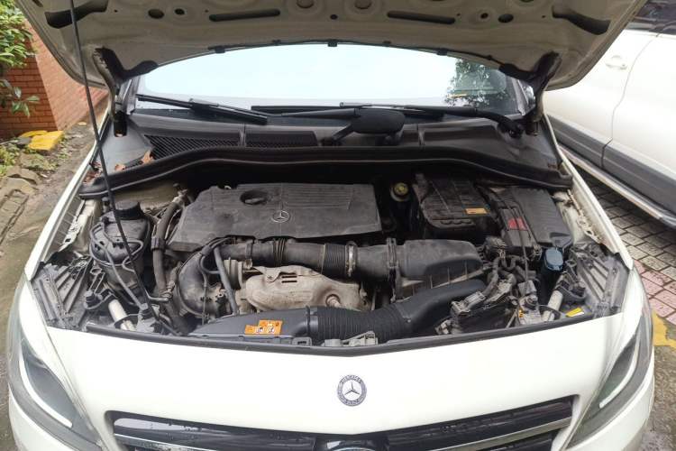 Used Mercedes-Benz B-Class 2012 B 200 Engine Bay