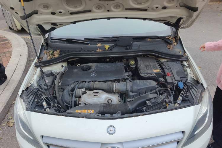 Used Mercedes-Benz B-Class 2012 B 200 Engine Bay