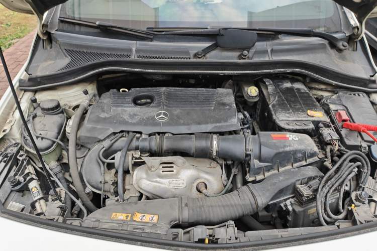 Used Mercedes-Benz B-Class 2012 B 200 Engine Bay