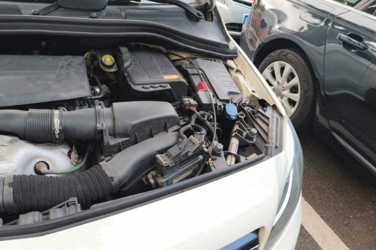 Used Mercedes-Benz B-Class 2012 B 200 Engine Bay Left