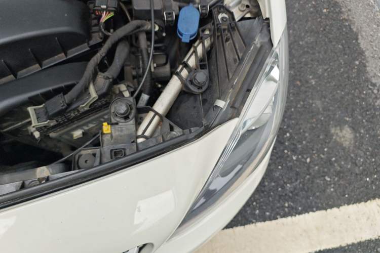 Used Mercedes-Benz B-Class 2012 B 180 Engine Bay Left