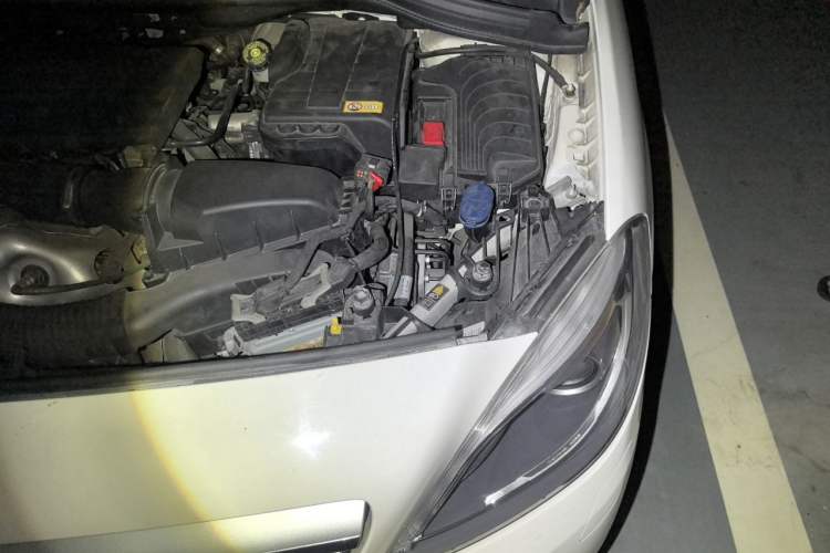 Used Mercedes-Benz B-Class 2012 B 200 Engine Bay Left