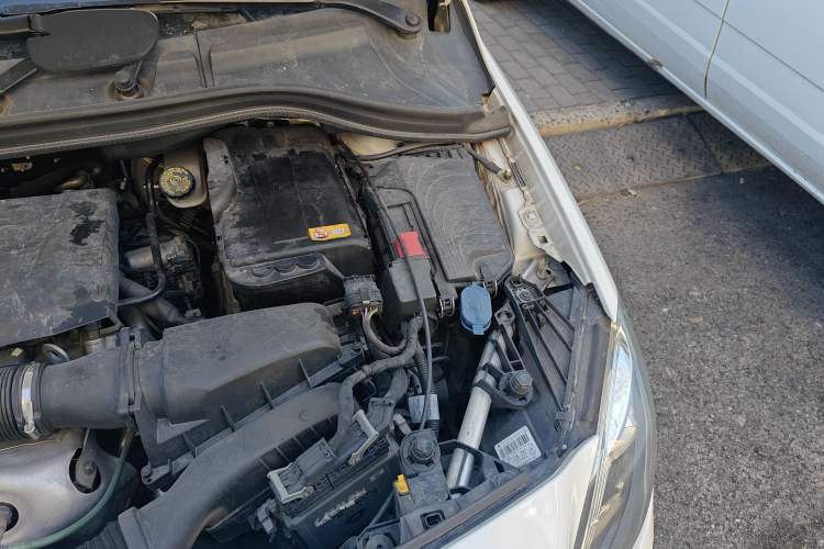 Used Mercedes-Benz B-Class 2012 B 180 Engine Bay Left