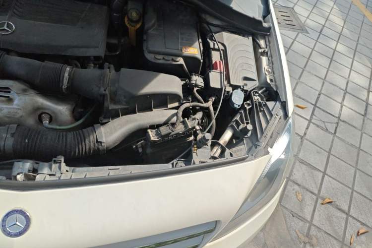 Used Mercedes-Benz B-Class 2012 B 180 Engine Bay Left