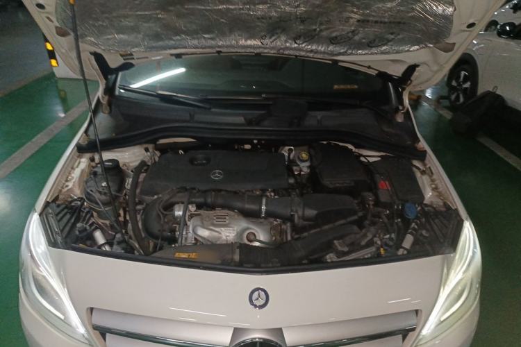 Used Mercedes-Benz B-Class 2012 B 200 Engine Bay
