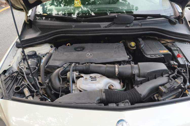 Used Mercedes-Benz B-Class 2012 B 200 Engine Bay