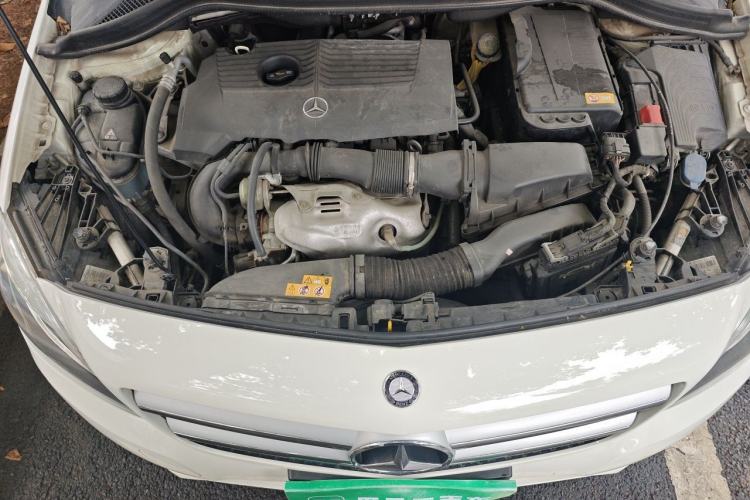 Used Mercedes-Benz B-Class 2012 B 200 Engine Bay