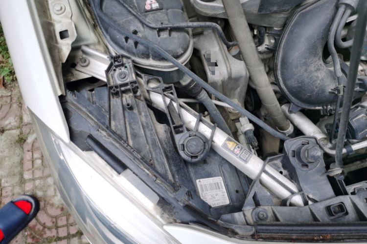 Used Mercedes-Benz B-Class 2012 B 200 Engine Bay Right