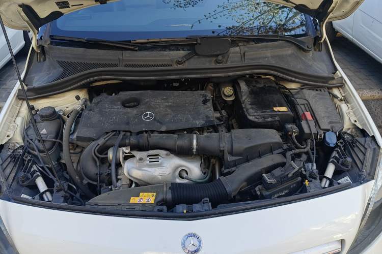 Used Mercedes-Benz B-Class 2012 B 180 Engine Bay