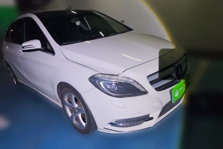 Used Mercedes-Benz B-Class 2012 B 200 Front Right 45 Deg