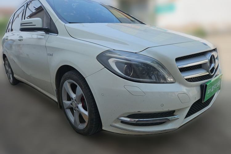 Used Mercedes-Benz B-Class 2012 B 200 Front Right 45 Deg