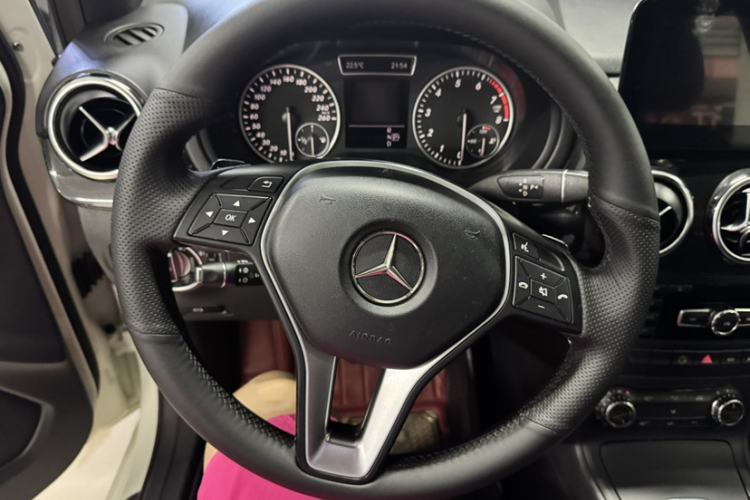Used Mercedes-Benz B-Class 2012 B 180 Interior 1