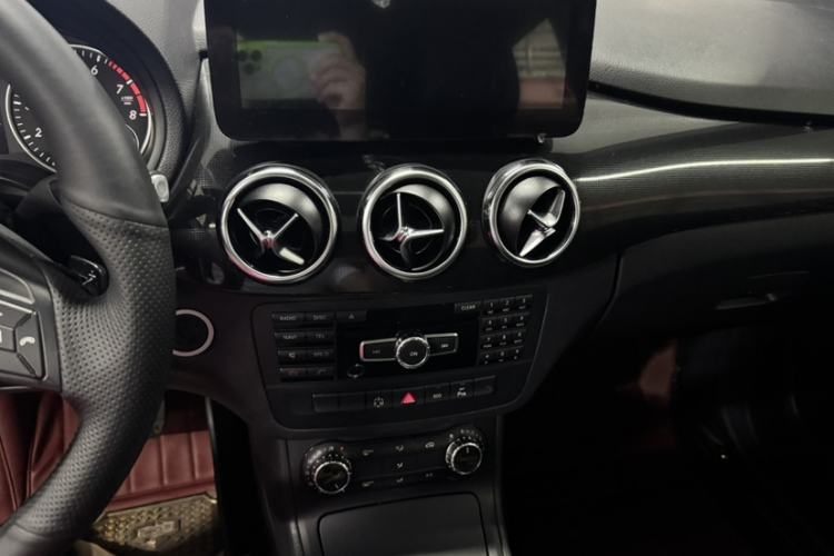 Used Mercedes-Benz B-Class 2012 B 180 Interior 3