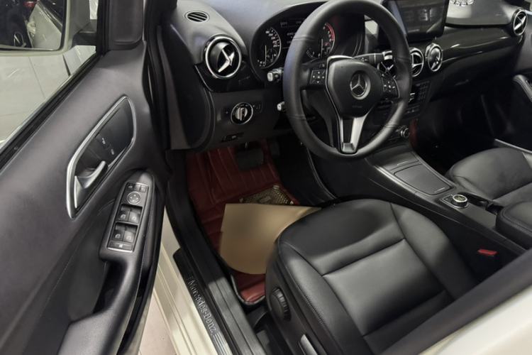 Used Mercedes-Benz B-Class 2012 B 180 Interior 5