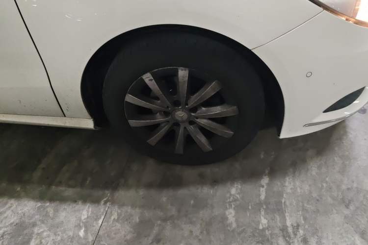 Used Mercedes-Benz B-Class 2012 B 180 Right Front Wheel Hub