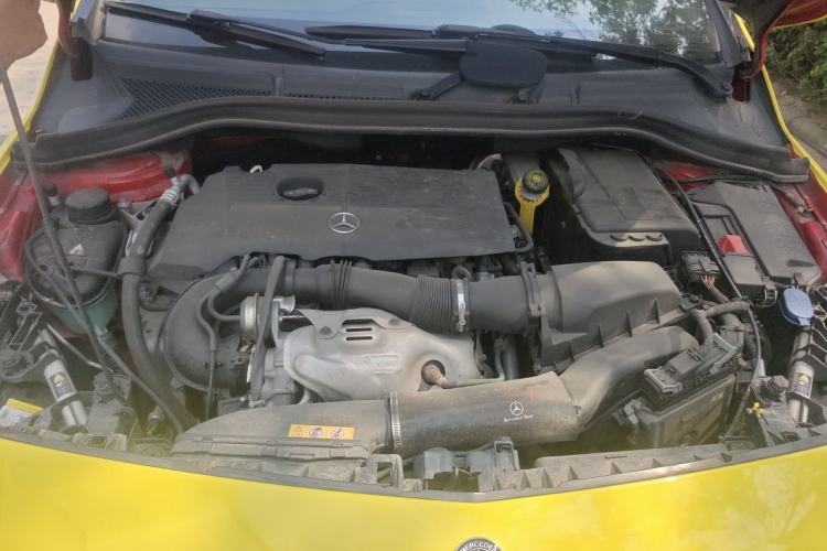 Used Mercedes-Benz B-Class 2012 B 200 Engine Bay