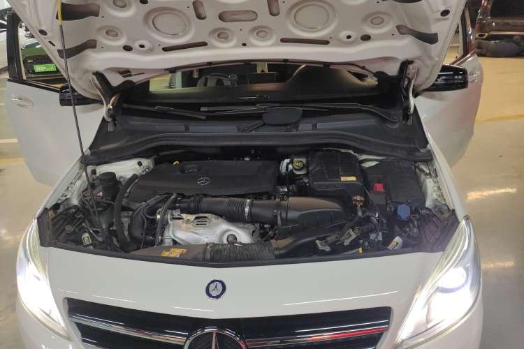Used Mercedes-Benz B-Class 2013 B 260 Engine Bay