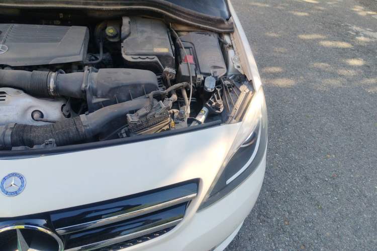 Used Mercedes-Benz B-Class 2013 B 260 Engine Bay Left