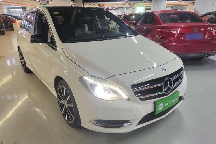 Used Mercedes-Benz B-Class 2013 B 260 Front Right 45 Deg