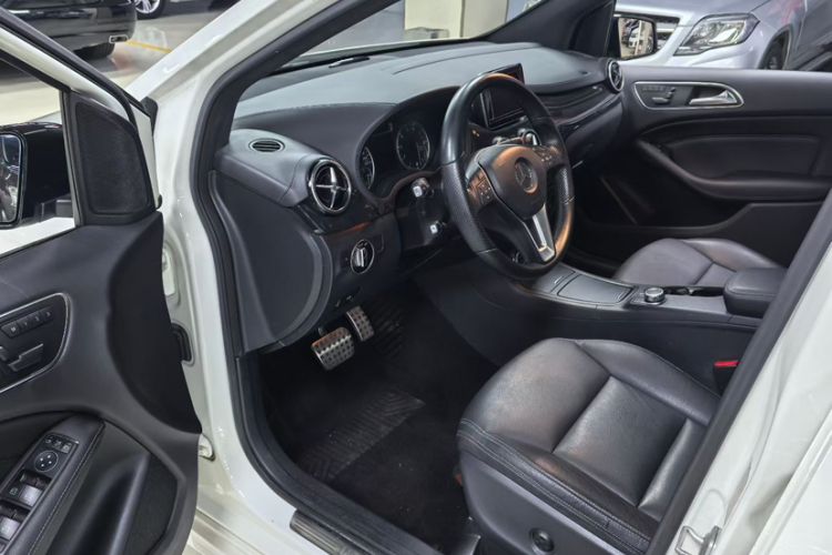 Used Mercedes-Benz B-Class 2013 B 260 Interior 1