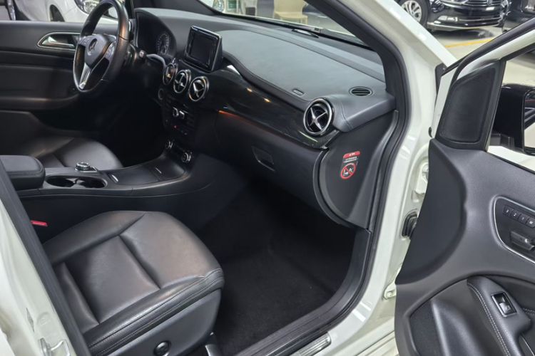 Used Mercedes-Benz B-Class 2013 B 260 Interior 3