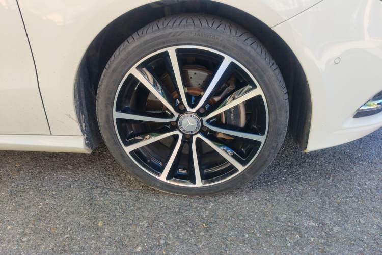 Used Mercedes-Benz B-Class 2013 B 260 Right Front Wheel Hub
